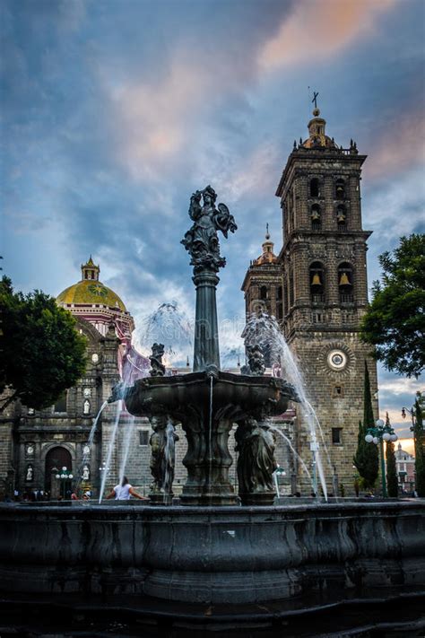 Schau dir unsere auswahl an puebla mexico an, um die tollsten einzigartigen oder spezialgefertigten, handgemachten stücke aus unseren shops zu finden. Barocker Brunnen In Puebla, Mexiko Stockfoto - Bild von ...