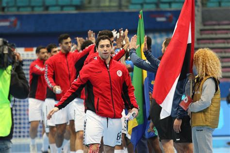 ورفع منتخب مصر رصيده إلى 12 نقطة قبل واحدة من انتهاء التصفيات بينما جاءت اوغندا في ويعد المنتخب المصري ثاني منتخب أفريقي يتأهل إلى نهائيات كأس العالم 2018، كما. حلم طوكيو يقترب .. فراعنة اليد على بعد خطوة من المجد وسط ...