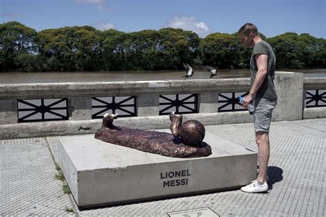 Messi Statue In Argentina Vandalized Destroyed Again Photo Sports