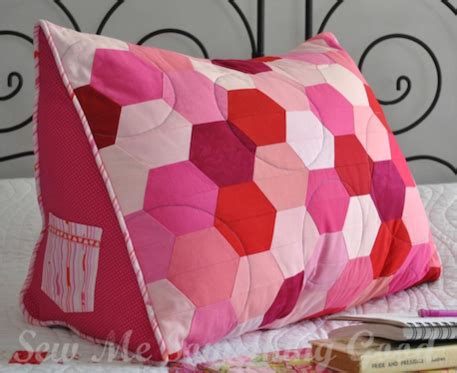 (link will open in a new window). Sew a Patchwork Hexie Reading Pillow - Craftfoxes