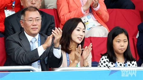 이건우 현대차그룹 인재존중 사무연구직 노조 위원장은 1일. 포토 양궁대표팀에 박수보내는 정의선 내외