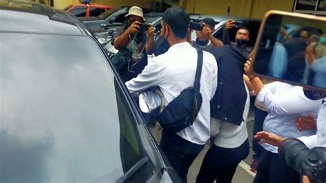 Maybe you would like to learn more about one of these? Hana Hanifah dan Pengusaha A Sama-sama dalam Kondisi Tanpa Busana saat Digerebek Polisi ...