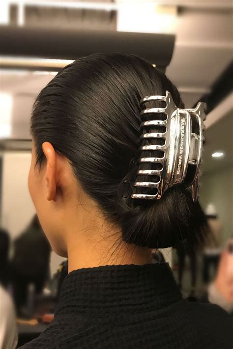 If you have a long and wavy hair, this claw clip hairstyle is exactly for you. These '90s Fashion Trends Are Back and Better Than Ever ...