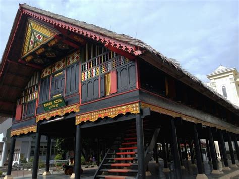 Provinsi paling barat di indonesia ini, memang merupakan provinsi pertama tempat penyebaran. 6 Rumah Adat di Indonesia dan Asalnya dengan Bentuk Unik