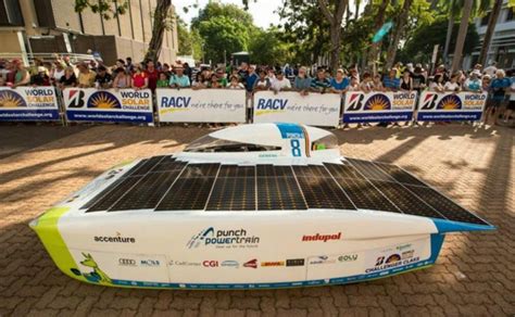 Rugen Los Motores En Carrera De Autos Solares