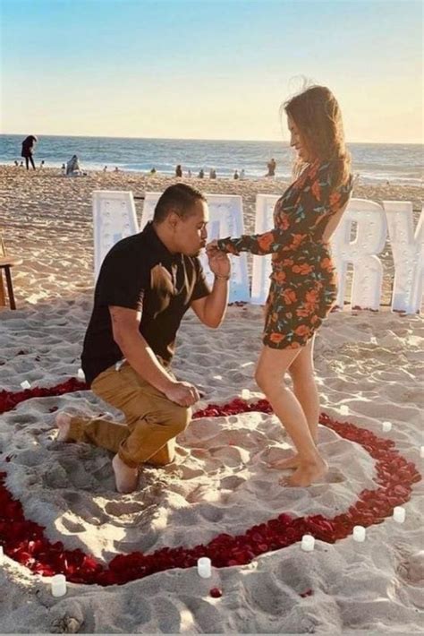 Romantic Beach Proposal Ideas Are Sure To Make Her Swoon ★ Engagementring Proposal Proposal