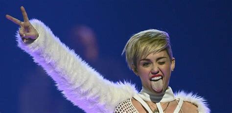 Funny Miley Cyrus Bearbeitet Justin Biebers Po Pic Grazia Deutschland