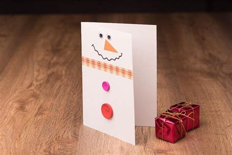Una manualidad elaborada con cartulinas, ideal para que los niños feliciten a los amigos y a los familiares por navidad. tarjetas originales de navidad | facilisimo.com