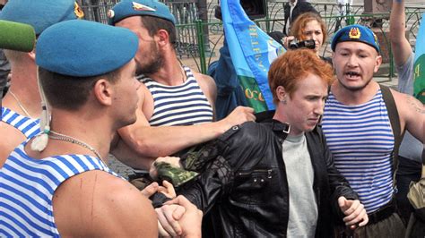 Russian Paratroopers Attack Lone Lgbt Activist For Protesting Anti Gay Law