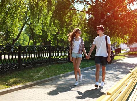 Urbano Joven Pareja De Enamorados Caminando En Un Día Soleado De Verano Juventud L — Foto De