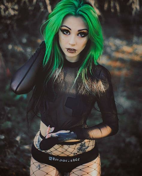 Pin von Luna McCartney Malfoy auf Gothic Girls Mädchen gesicht Metallmädchen Gothic mode