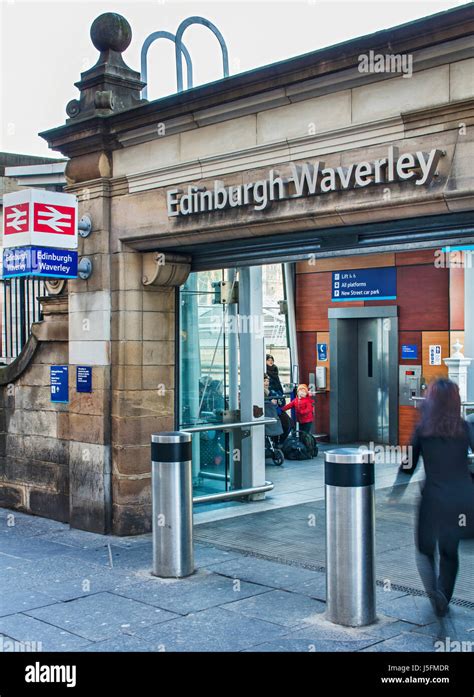 Edinburgh Waverley Station Entrance Stock Photo Alamy