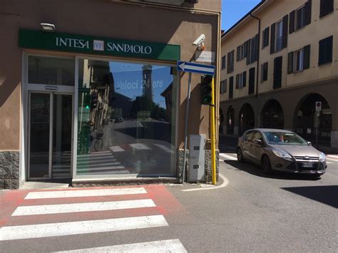 Intesa san paolo è una banca conosciuta a livello nazionale ormai da ogni italiano grazie alla sua importanza e presenza sul territorio. Ubriaco in auto sfonda la vetrina della Banca Intesa San ...