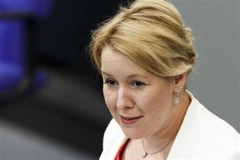 Franziska giffey (née süllke, born 3 may 1978) is a german politician of the social democratic party (spd) who has been serving as minister for family affairs, senior citizens, women and youth in the government of chancellor angela merkel since 2018. Giffey: Schulschwimmen und „religiöse Ausreden"
