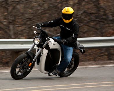 The body uses monocoque construction. Dando un paseo en una Brammo Enertia | forococheselectricos