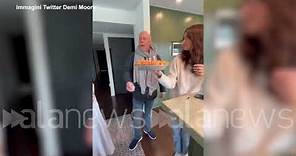 Bruce Willis, il compleanno a casa con la sua famiglia allargata