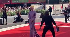 Mostra Venezia, Tilda Swinton sul red carpet: è suo il look più originale - Video