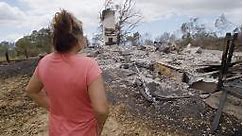 Residente de Maui recorre su casa destruida por los incendios forestales