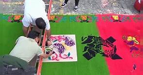 Video. Tappeti colorati per la Via Crucis ad Antigua