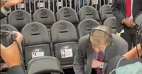 Marv Albert gets a standing ovation after his final broadcast 🙏