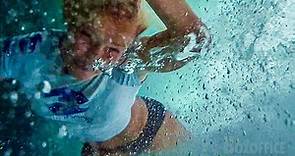 Escena de Kate Bosworth surfeando en un tubo | Olas salvajes | Clip en Español