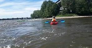 262. Un kayak essai de passer les rapides de la rivière des-mille-îles au Canada.
