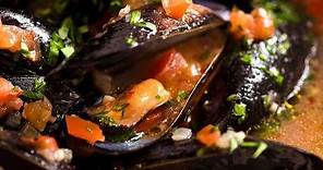 How to Cook Mussels - Steamed Mussels with Garlic White Wine Sauce