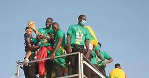 Miles de personas reciben en Dakar a la selección de Senegal