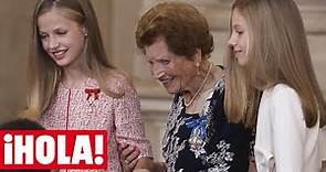 El gesto de la princesa Leonor y la infanta Sofía al acompañar a una mujer de 107 años a su asiento