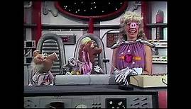 The Muppet Show - 502: Loretta Swit - Pigs in Space: First Mate Loretta (1980)