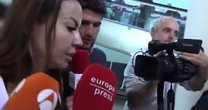La exmujer de Dani Alves llega a Barcelona con sus dos hijos y defiende al futbolista