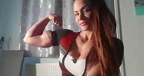 La bellissima ragazza muscolosa italiana e atleta di fitness femminile Erika Darago mostra i muscoli