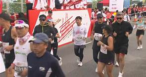 首屆「港珠澳大橋香港段半馬拉松」舉行約八千人參加 影星周潤發參賽
