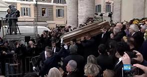 Funerali Costanzo, il feretro esce dalla chiesa accompagnato dalla sigla del Maurizio Costanzo Show