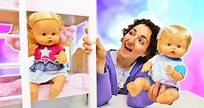 Nuovo letto per i gemellini Nenuco! Giochi con le bambole per bambini. Video educativo