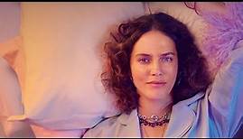 DOWNTON ABBEY star Jessica Brown Findlay in THE FLATSHARE (2022) comedy series trailer