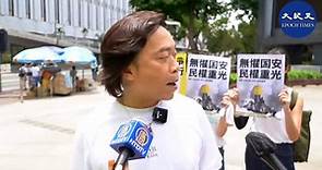 大律師劉偉聰與其團隊今日（7月1日）手持「無懼國安，民權重光」的標語來到銅鑼灣參加7.1大遊行，有警察截查但他未予以回應，他表示，公民有權不向當局透露自己的任何信息|
