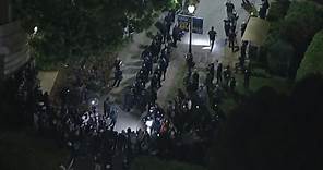 La polizia entra nel campus dell'Ucla a Los Angeles, le riprese aeree dell'irruzione