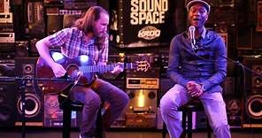 Mike Einziger And Aloe Blacc Perform Avicii's "Wake Me Up" Acoustic