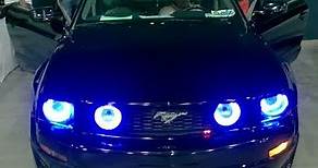 Mustang negro con luces azules y luz como el auto increíble