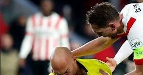 Marko Dmitrović se golpea con un hincha del PSV en la Europa League.