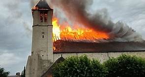 VIDÉO - Indre-et-Loire : les images de l'impressionnant incendie qui a ravagé l'église de Descartes