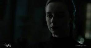 Kacey Rohl, shoe taken off in The Magicians (S02E03)