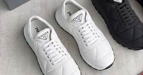 说一下高仿Prada普拉达2022新款男士运动鞋 官网同步发售 这款加衬尼龙运动鞋呈现简约的运动风设计，透气舒适 ！