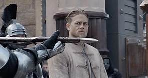 King Arthur - Il potere della spada - Clip dal film "Mostra al popolo il potere di Excalibur"