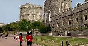 A sólo una hora de Londres, Windsor es un clásico lindísimo para visitar! Este es una paseo que recomiendo hacer en un día completo para poder ir al castillo, además de recorrer y disfrutar la ciudad. El castillo de Windsor es una residencia real hace más de 1000 años, es el castillo más antiguo y habitado del mundo donde actualmente está viviendo la Reina Elizabeth II. Como está en funcionamiento se usa para eventos y recepciones, entonces no está permitido sacar fotos en su interior. Los ticke