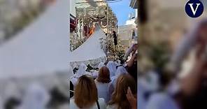 Arde la imagen de la Virgen del Rocío de Vélez-Málaga y dos hombres resultan heridos