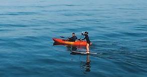 Descubre la emoción del kayak y paddle en las aguas cristalinas del norte del Perú, te invitamos a remar entre las olas y explorar la belleza del mar de una manera única. 🚣‍♂️ 🏝️✨ Envíanos un mensaje para más información y navegar hacia tu nueva aventura. #Aranwa #AranwaVichayito #Aranwahotels #Vichayito #Kayak #Paddle | Aranwa Vichayito Bungalows y Carpas