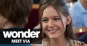 Wonder (2017 Movie) – Meet Via (Izabela Vidovic)