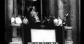 Sua santità Pio XI in sedia gestatoria dalla loggia esterna della Basilica di S. Pietro ha